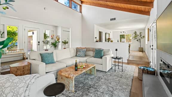 Upscale 4BD, Minutes to Plaza, Pool, Spa - Image 2