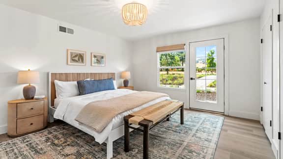 Upscale 4BD, Minutes to Plaza, Pool, Spa - Image 4